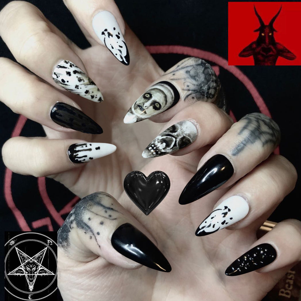 Manicura con uñas postizas estilo calavera punk oscura