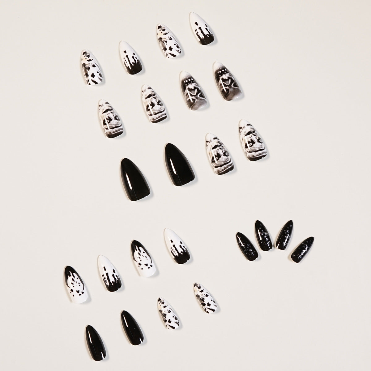 Manicura con uñas postizas estilo calavera punk oscura